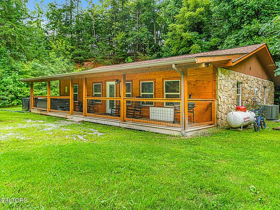3rd image of 903 Johns Branch Rd