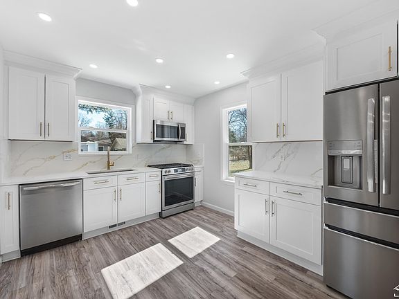 5th image of 533 Center St