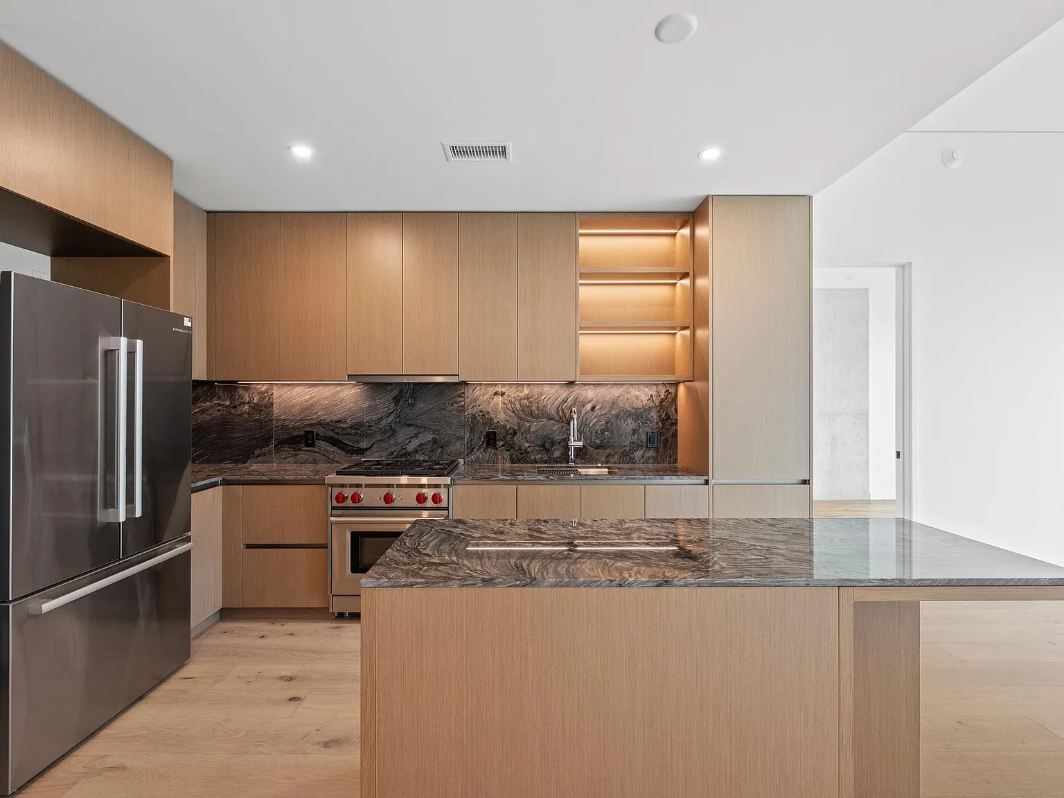 2 bed, 2.0 bath, 978 sqft, $5,400 — Photo 2
