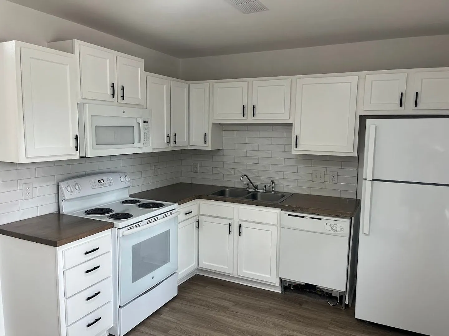Available October 5th. Water Included! Great 2BR/1.5 BA Townhouse in Central James Island! — Photo 4