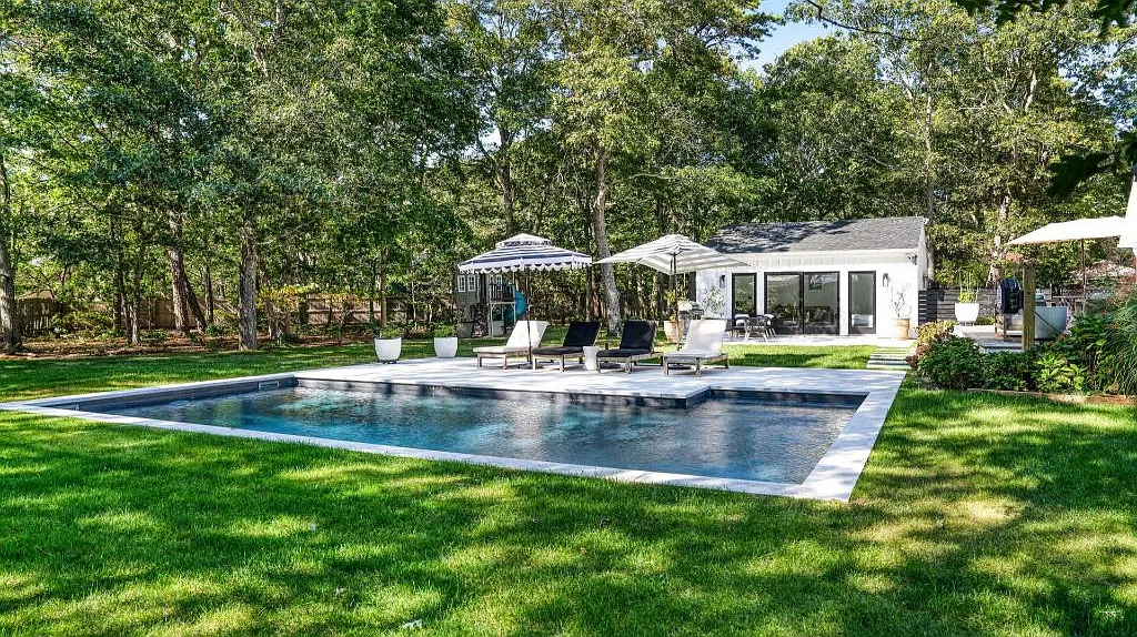Modern Home with Pool, Pool House, Minutes from Beaches & Town — Photo 4