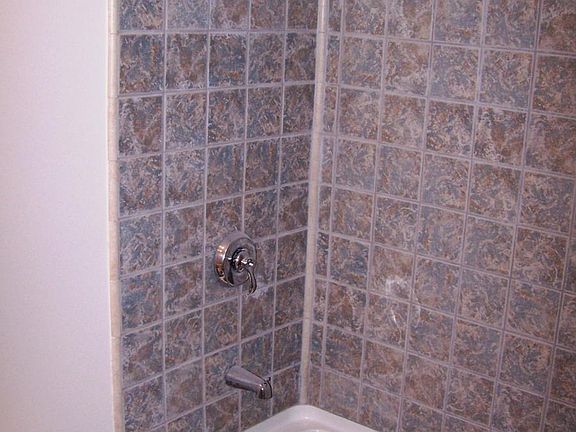 Full Bath with Deep Tub & Shower Rod