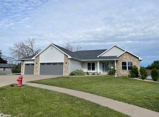 1407 Rolling Meadows Rd, Marshalltown, IA 50158