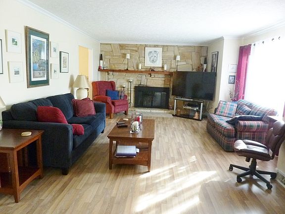3rd image of 445 Robertson Ln