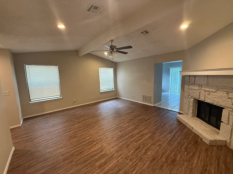 1533 E 67th Pl — Photo 3