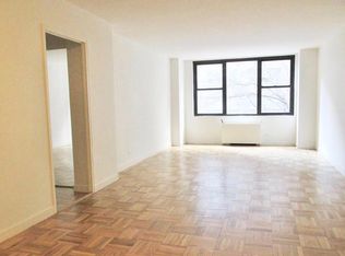 8 Grace Ct W #1A, Great Neck, NY 11021