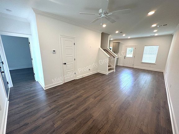 4th image of 565 Meadow Crest Cir