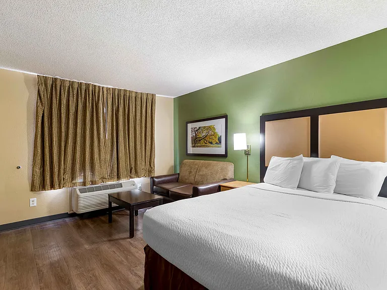Deluxe Studio - 1 Queen Bed