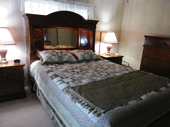 2nd bdrm (lights in hdbrd)