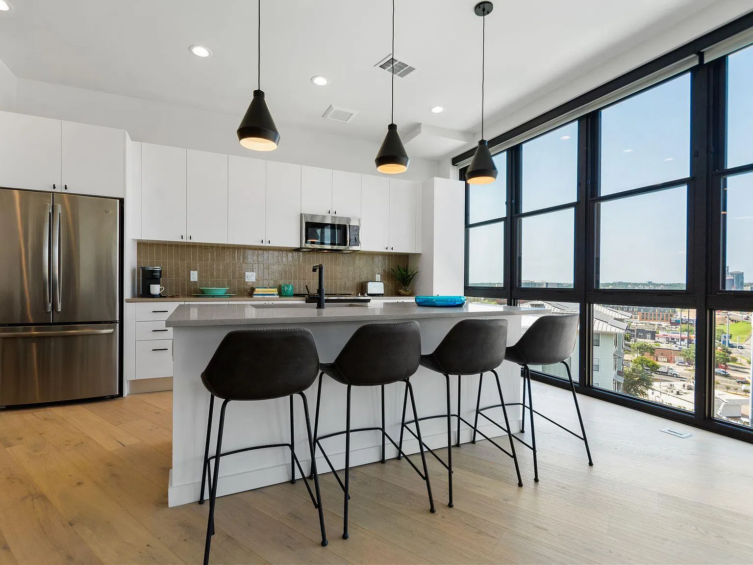 2 bed, 2.0 bath, 1585 sqft, $4,200 — Photo 3