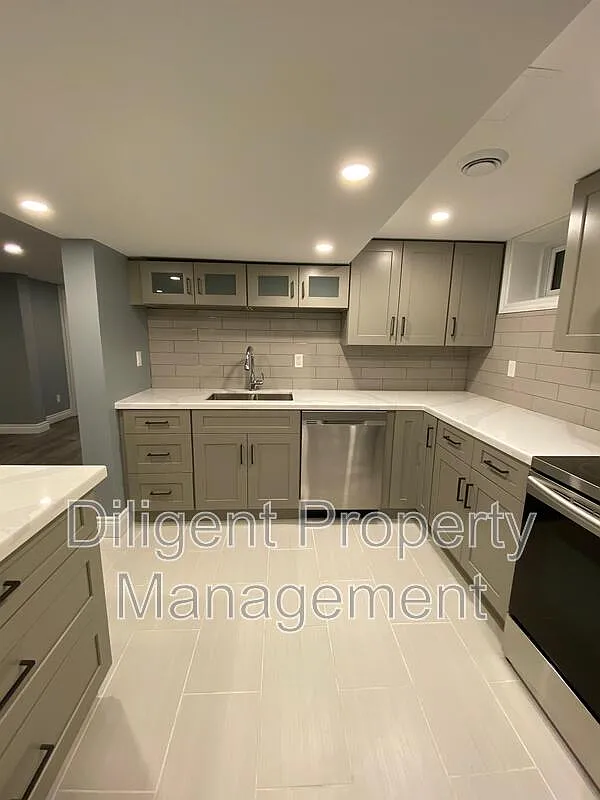 2 bed, 1.0 bath, $1,850 — Photo 2