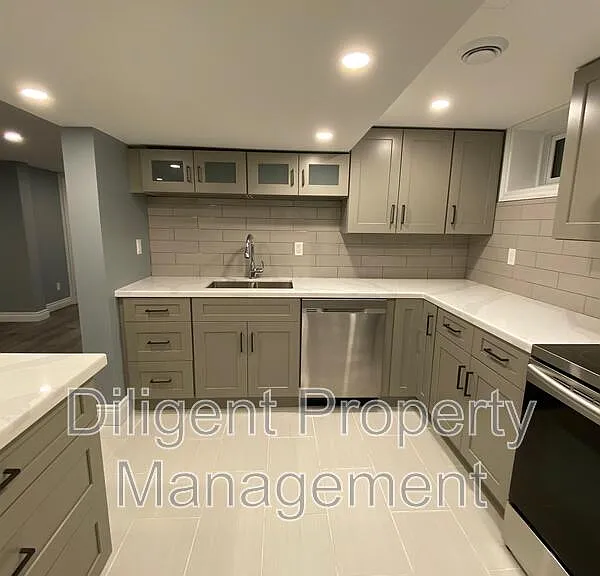 369 Applegrove Ave #LOWER — Photo 2