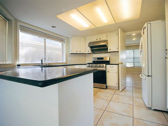 5th image of 2011 Braesmeadow Ln