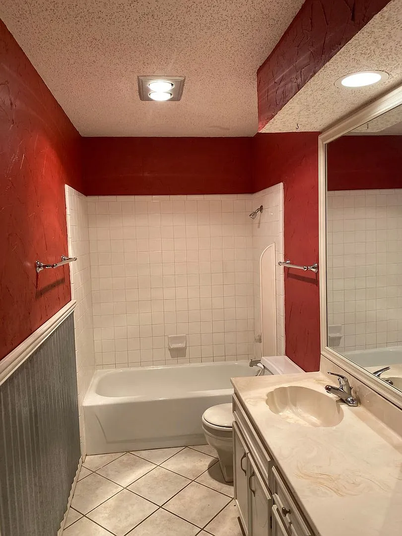 Cozy 3/2/2 Brick Home! Available September!! — Photo 3