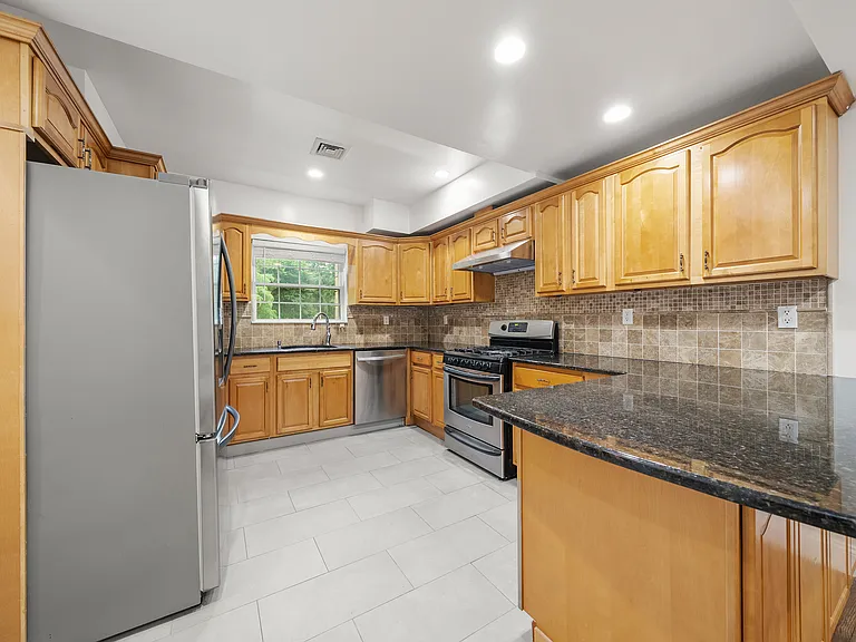 385 Livingston St — Photo 8