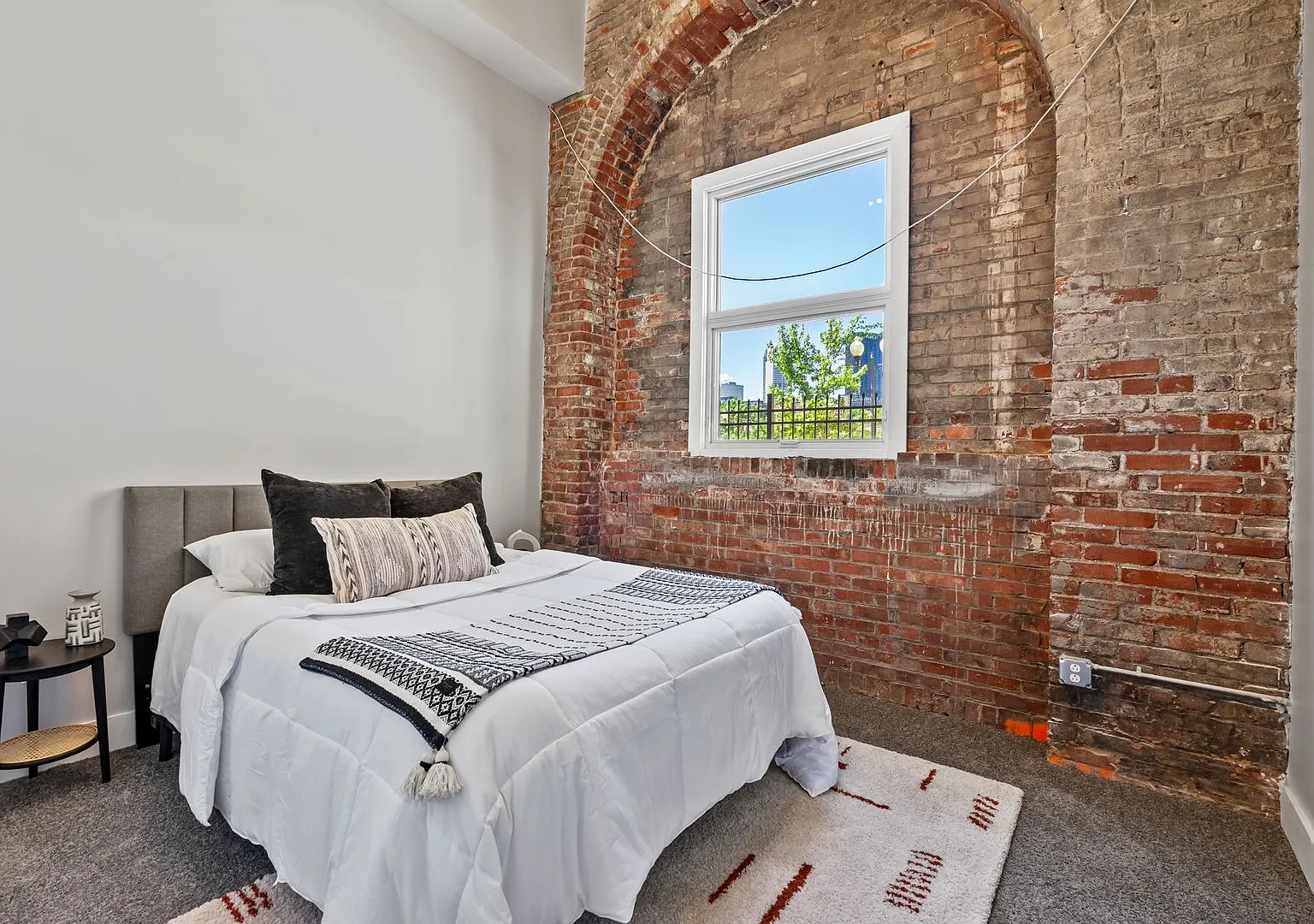 New South Side Apartments at 905 Bingham — Photo 4