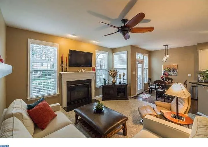 1227 Derry Ln — Photo 2