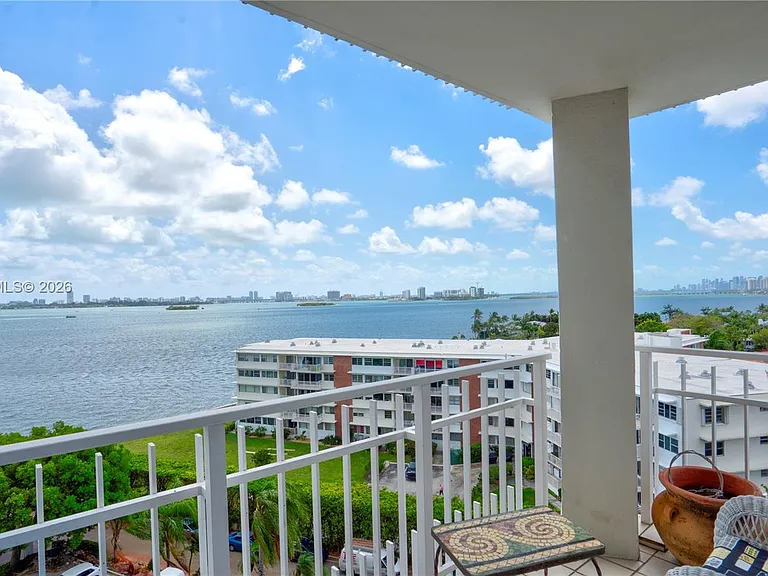 4000 Towerside Ter #908 — Photo 4