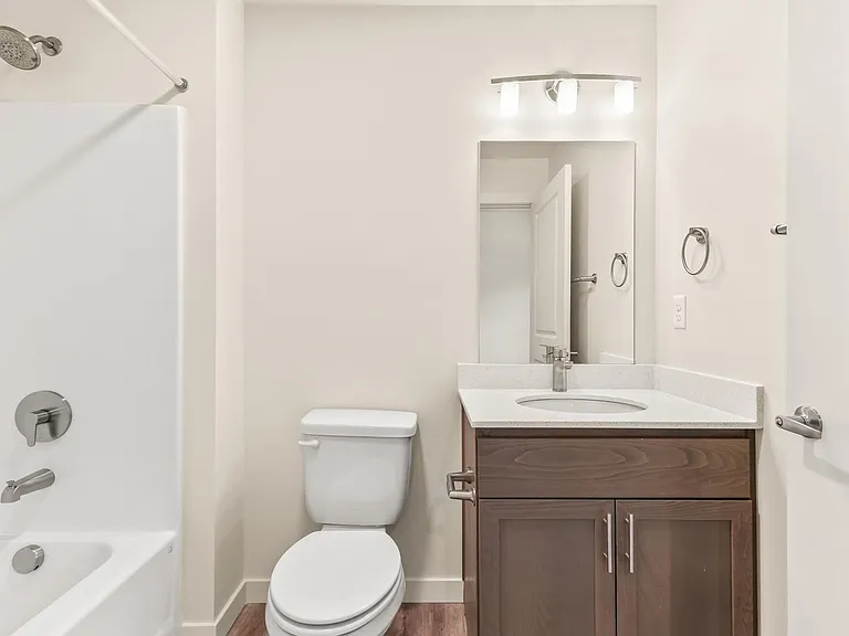 Jen's Pointe Apartment — Photo 43