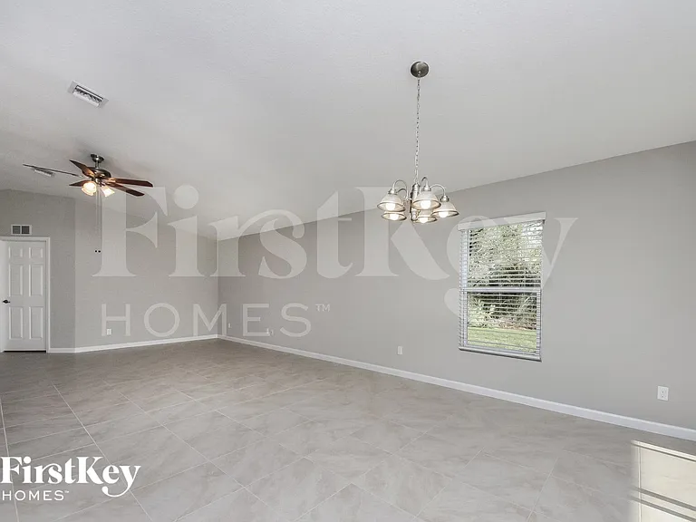 1490 Paramount Ave SE — Photo 2
