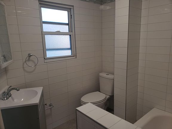 Bathroo Vanity, Toilet & Tub View
