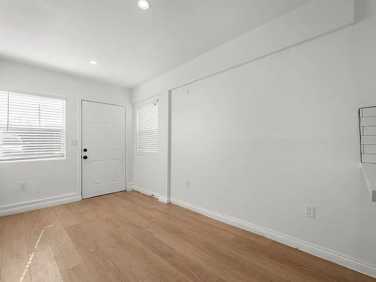 634 W 92nd St #20A — Photo 8