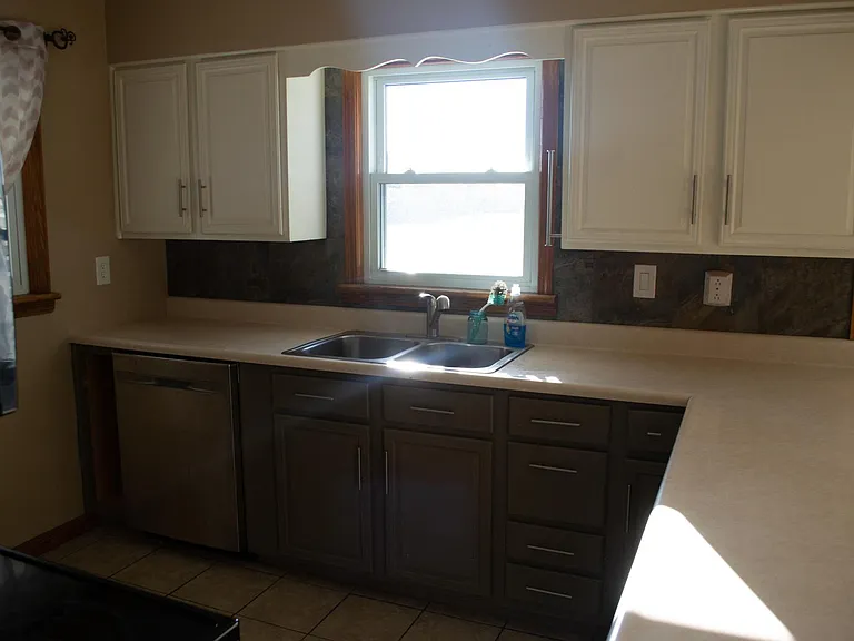 9145 Guilford Rd — Photo 10