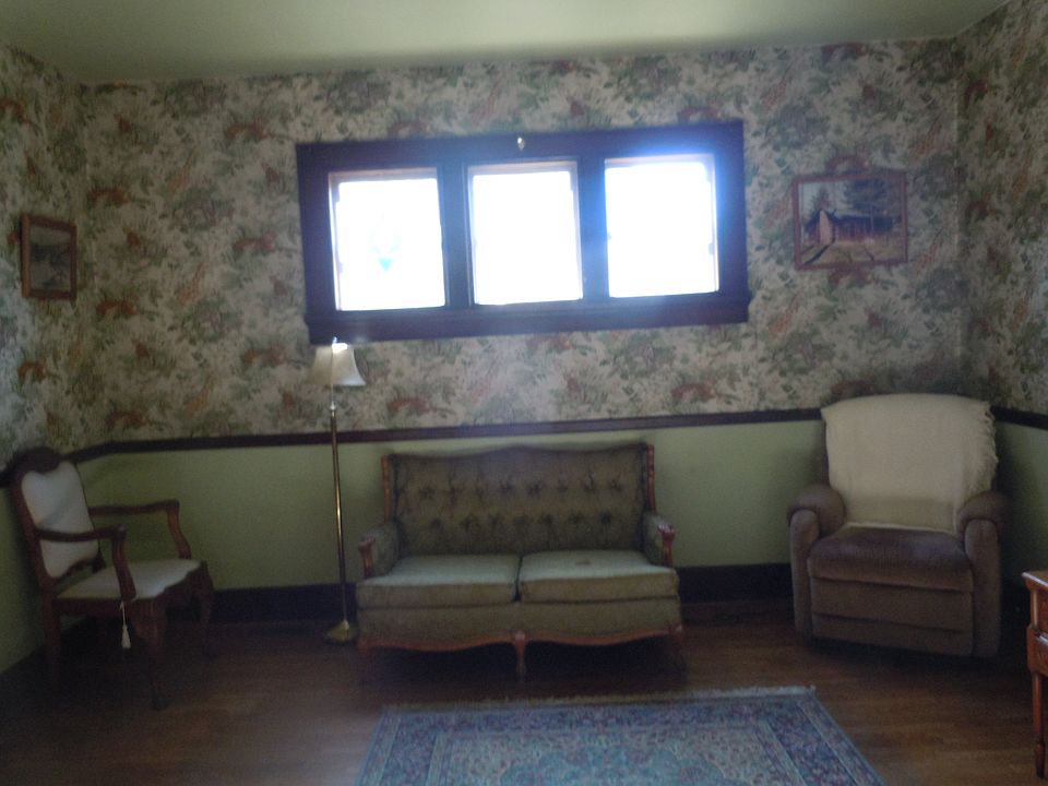1st image of 122 N 1st St