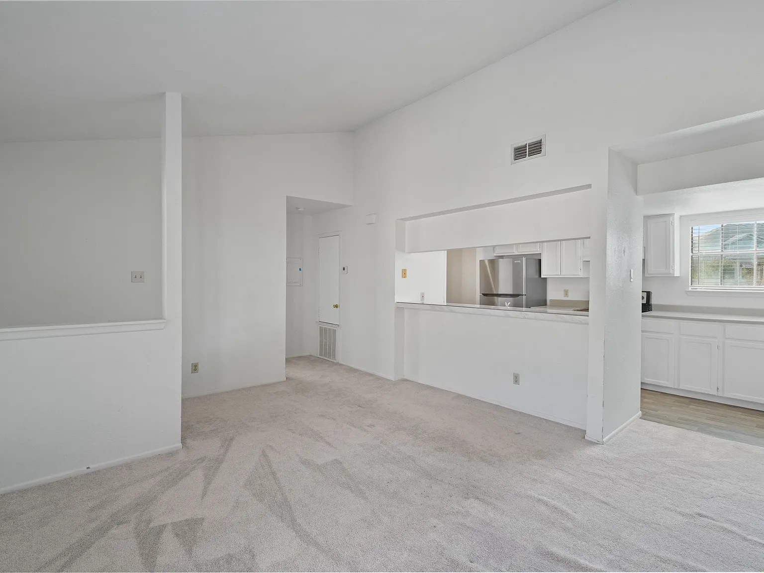 2 bed, 1050 sqft, $1,300 — Photo 2