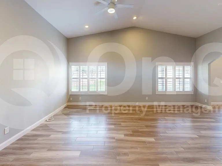 5420 E Paradise Ln — Photo 5