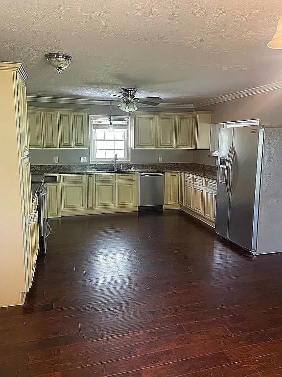 4 bed, 2233 sqft, $1,900 — Photo 2