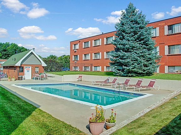Bristol Square Building & Pool Area