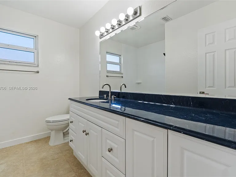 232 SE 6th St — Photo 28