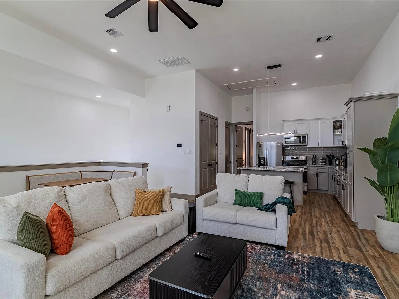 3 bed, 3.5 bath, 1928 sqft, $2,200 — Photo 3