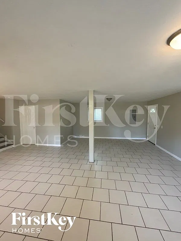 3 bed, 2.0 bath, 1600 sqft, $2,400 — Photo 2