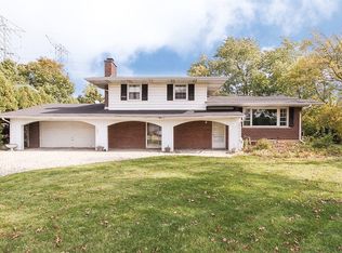2843 Briarwood Dr E, Arlington Heights, IL 60005
