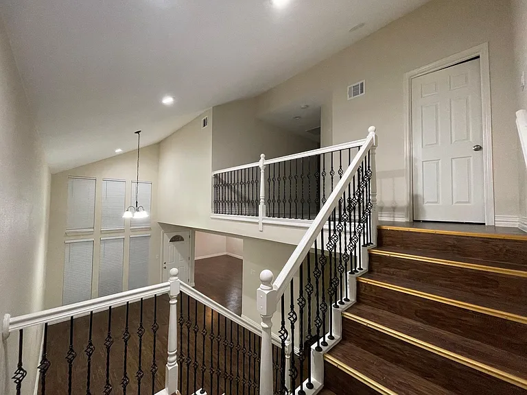 215 W Rochelle Rd — Photo 8