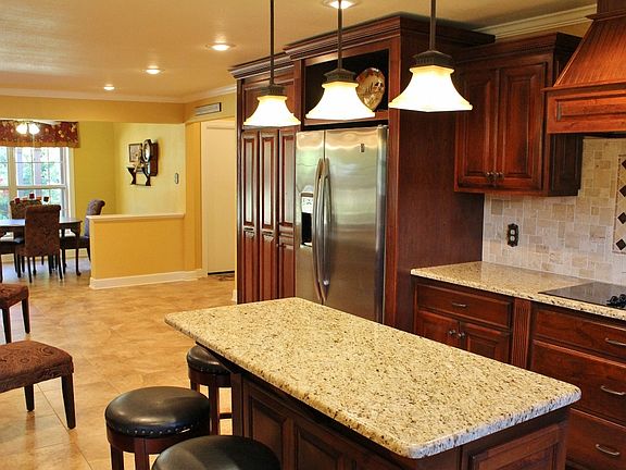 5th image of 381 Country Club Cir
