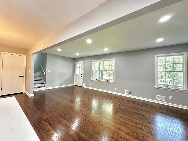 210 Suburban Dr NE — Photo 5