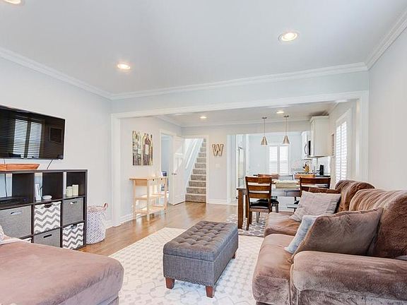 3rd image of 3572 Gardner Ave