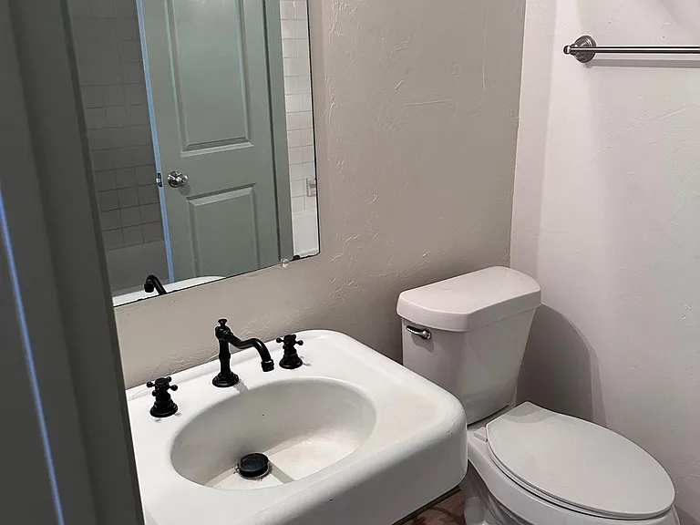 6000 N Brookline Ave #53 — Photo 7