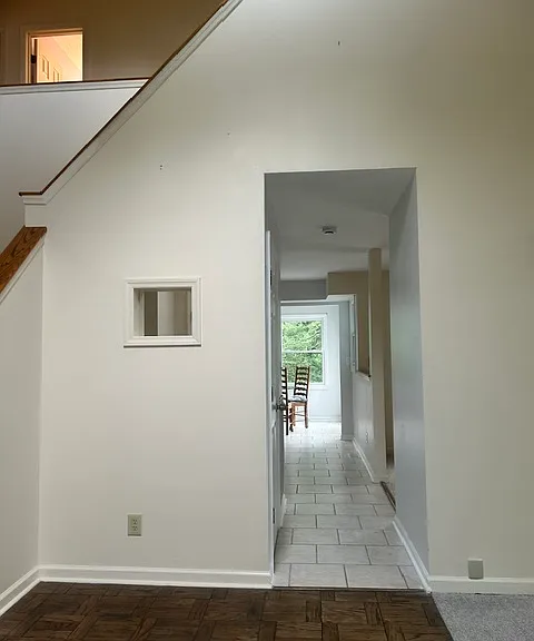 Foyer showing hall to the kitchen and open staircase to the 4 upstairs bedrooms