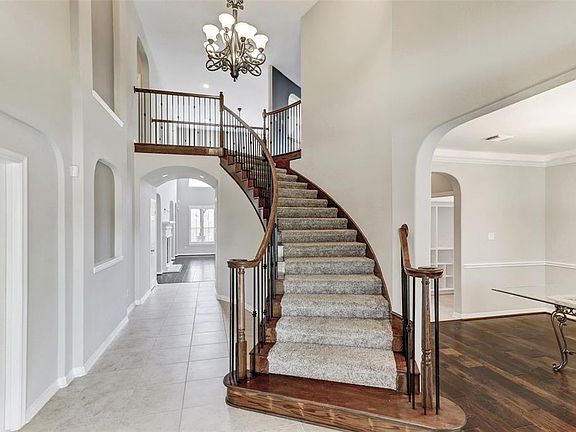 3rd image of 1118 Forest Knoll Ln