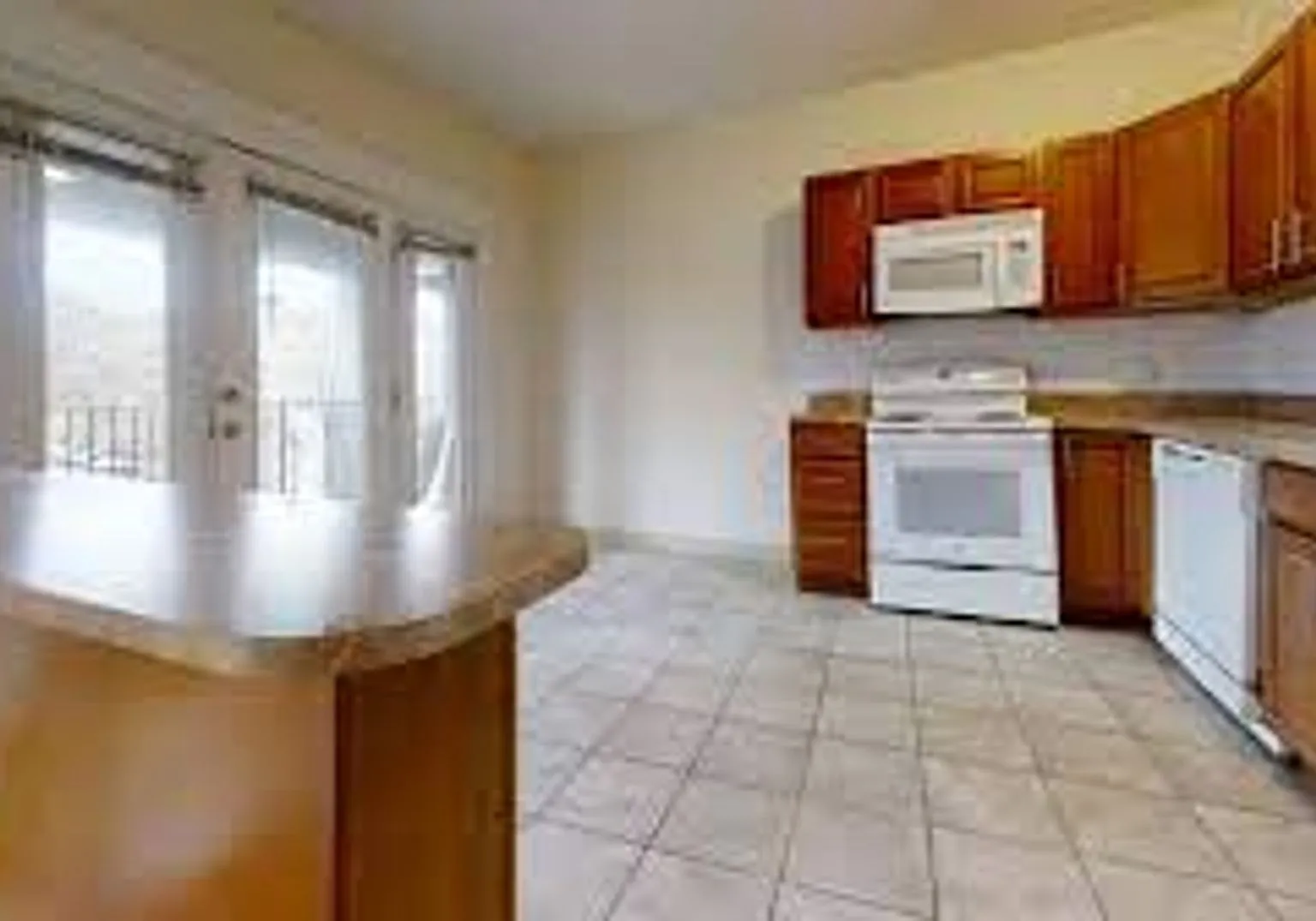 No Brokers Fee. Large Renovated Unit at Packard's Corner. Central AC, Balcony, Laundry — Photo 1
