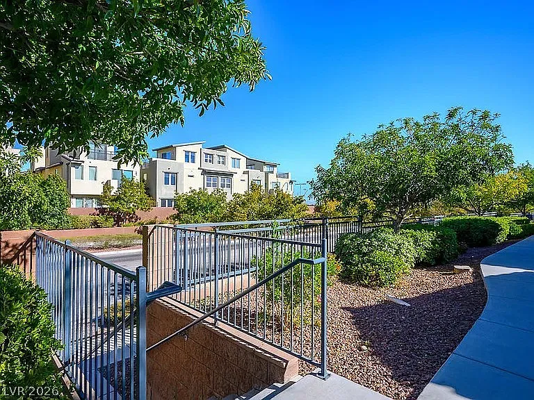 2 bed, 2.5 bath, 1744 sqft, $2,400 — Photo 4