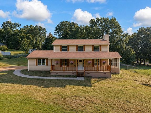 2nd image of 323 Lake Forest Cir