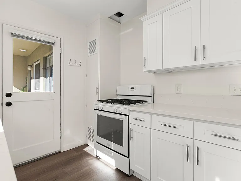 (El/Fe/Yo:B) 2648-2662 23rd Street — Photo 4