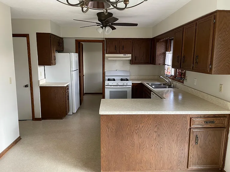 725 Salem St — Photo 3