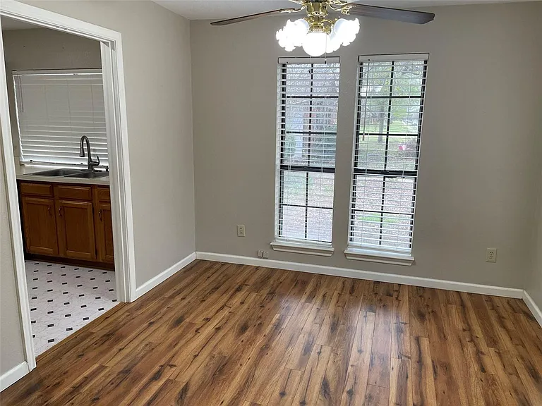 1402 Sheppard Ln — Photo 2