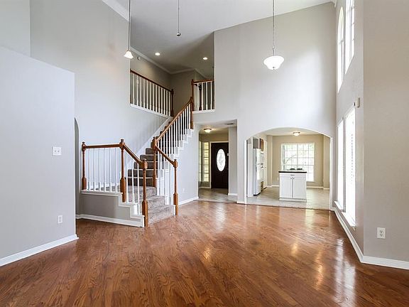 4th image of 5003 Maple Brook Ln
